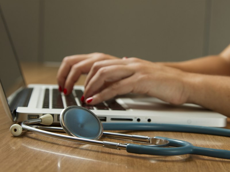 Consultorio virtual: profesional de la salud atendiendo desde su computador